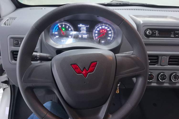 Used Wuling Yangguang 2024 300km Range Practical Window-Sealed Version 60kW Interior 3