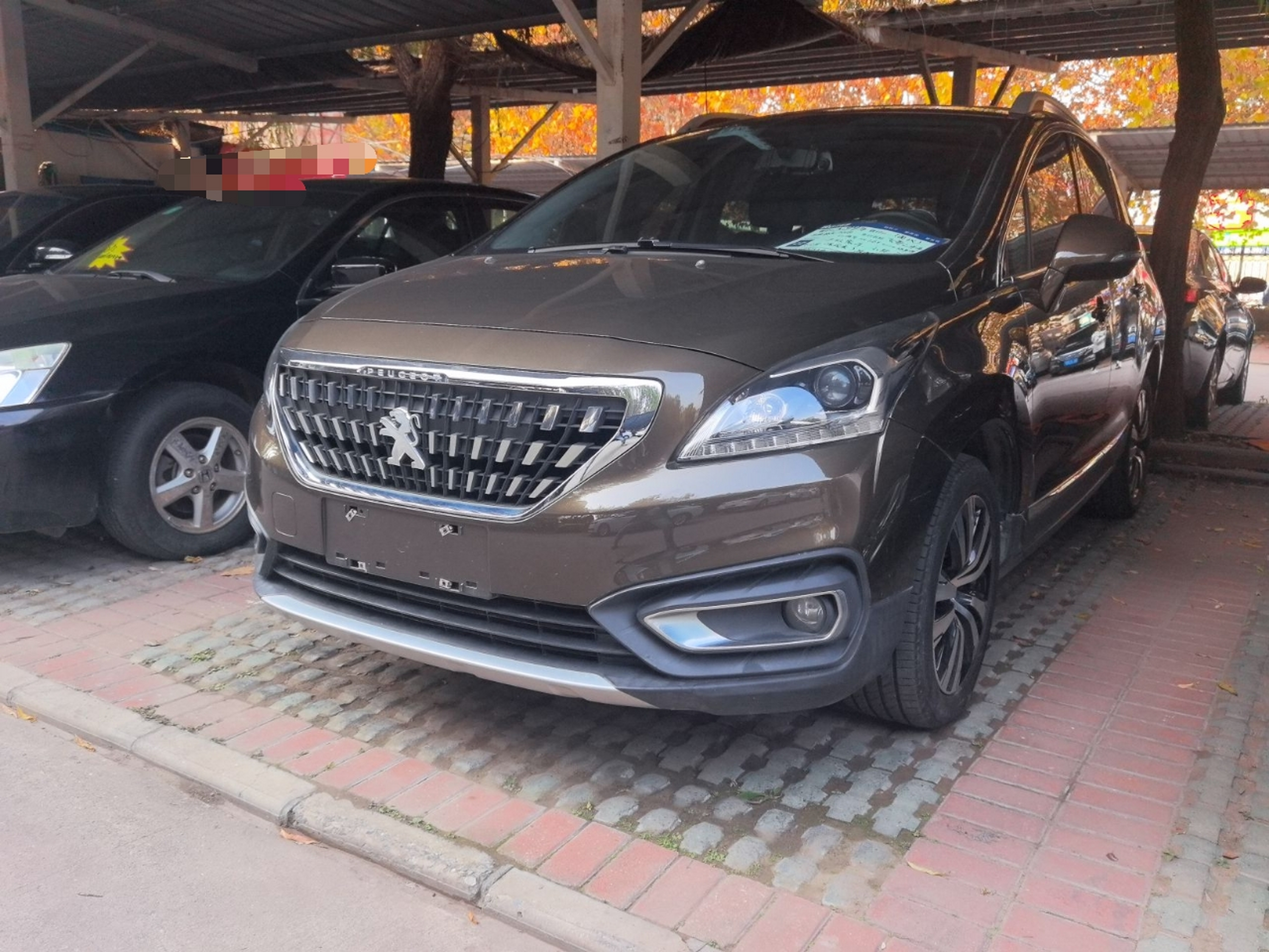 Под передней частью автомобиля