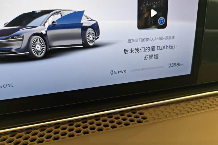 Used Hima Stelato S9 2025 Extended-Range Ultra Odometer Close Up