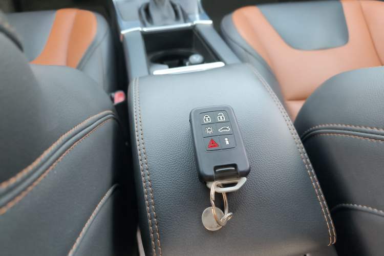 Used Volvo V60 2016 Cross Country T6 AWD
