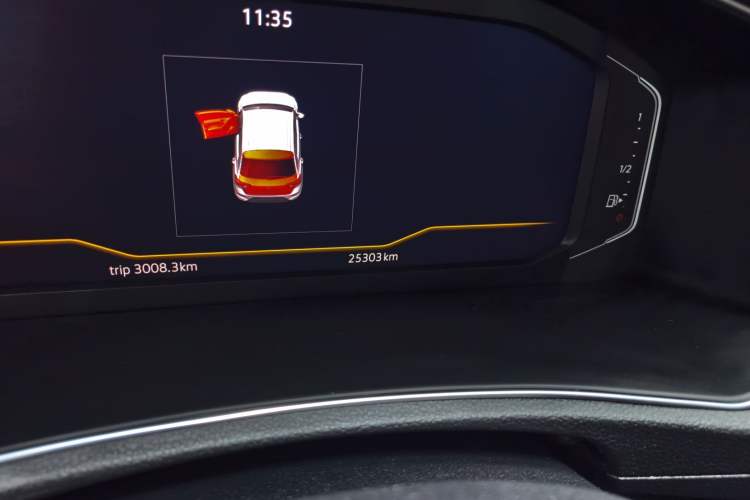 Used Volkswagen T-ROC 2021 280TSI DSG Two-Wheel Drive Comfort Connect Edition Odometer Close Up