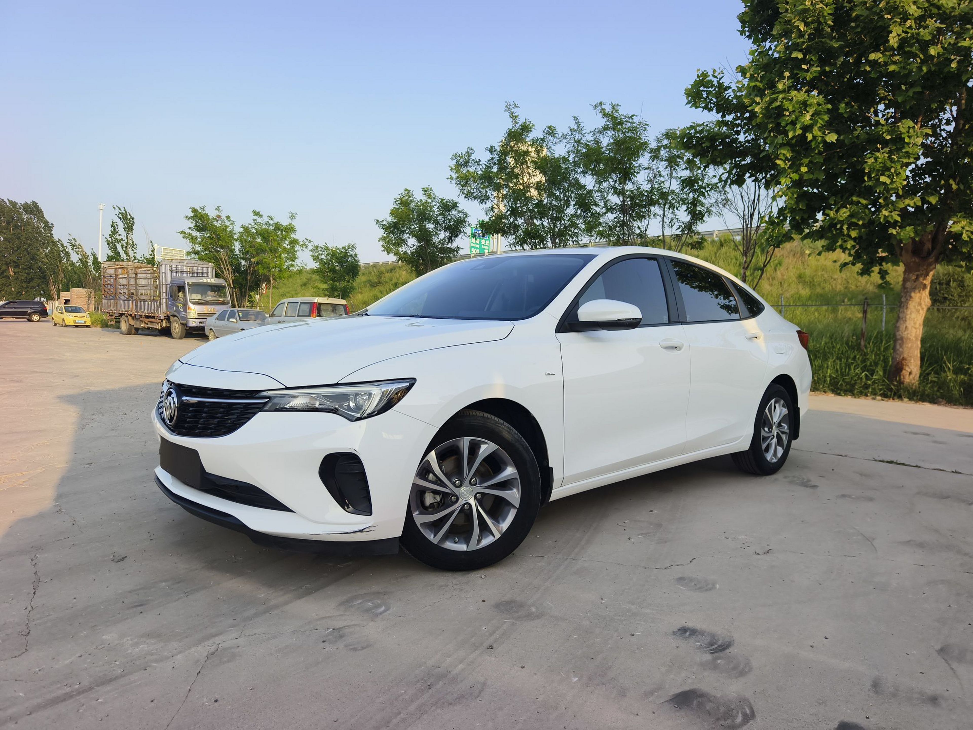 Под передней частью автомобиля