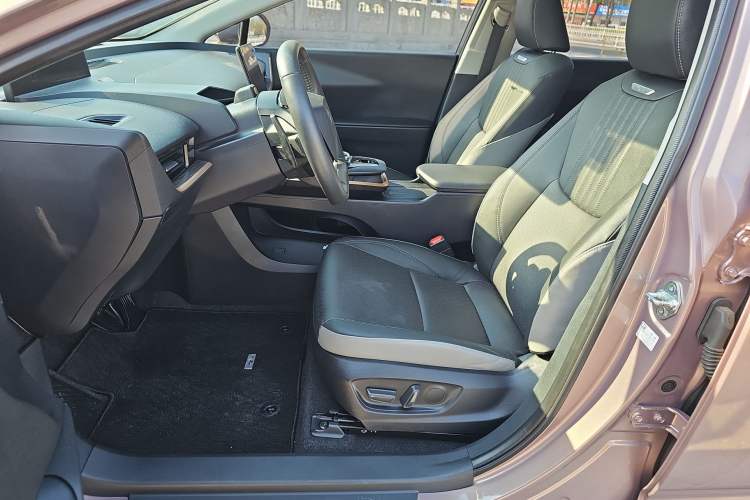 Used Toyota bZ3 2023 616 km Long-Range Premium Left Front Seat