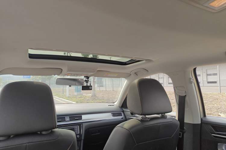 Used Volkswagen Bora 2016 1.6L Manual Comfort Model Headliner