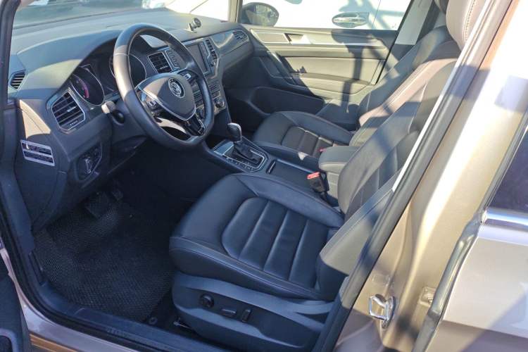 Used Volkswagen Golf Sportsvan 2016 280TSI Automatic Luxury Model Interior 2