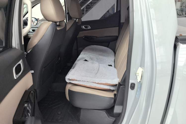 Used Changan Hunter 2024 Knight Edition Flagship Model Dual-Motor All-Wheel Drive Standard Box
