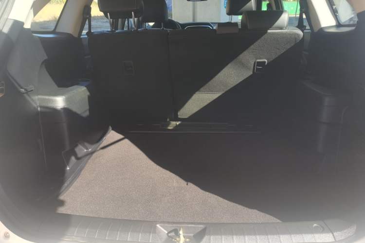 Used JMC Yusheng S350 2017 2.0T Automatic 2WD Diesel Luxury Version with Sunroof 5 Seats