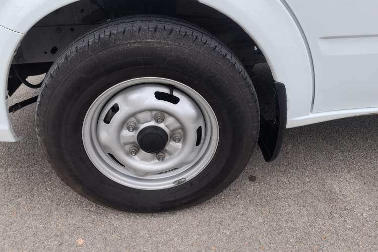 Used JMC Fushun 2023 2.0T Manual Short-Wheelbase Mid-Height Commercial Multi-Purpose 5-Seater Passenger Vehicle