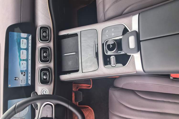 Used Chery Tiggo 9 2025 2.0T Automatic Two-Wheel Drive Luxury Edition 5 Seats Gear Lever