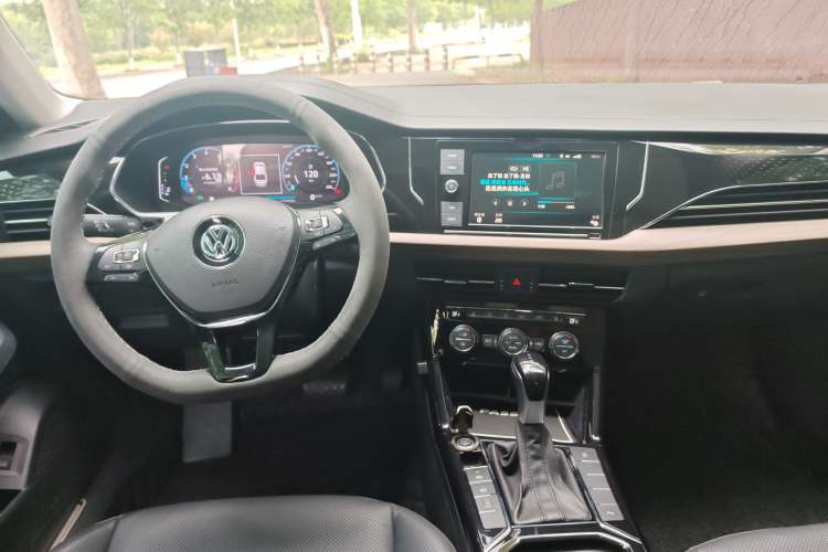 Used Volkswagen Passat 2019 330TSI Luxury Edition China VI Standard Interior 3