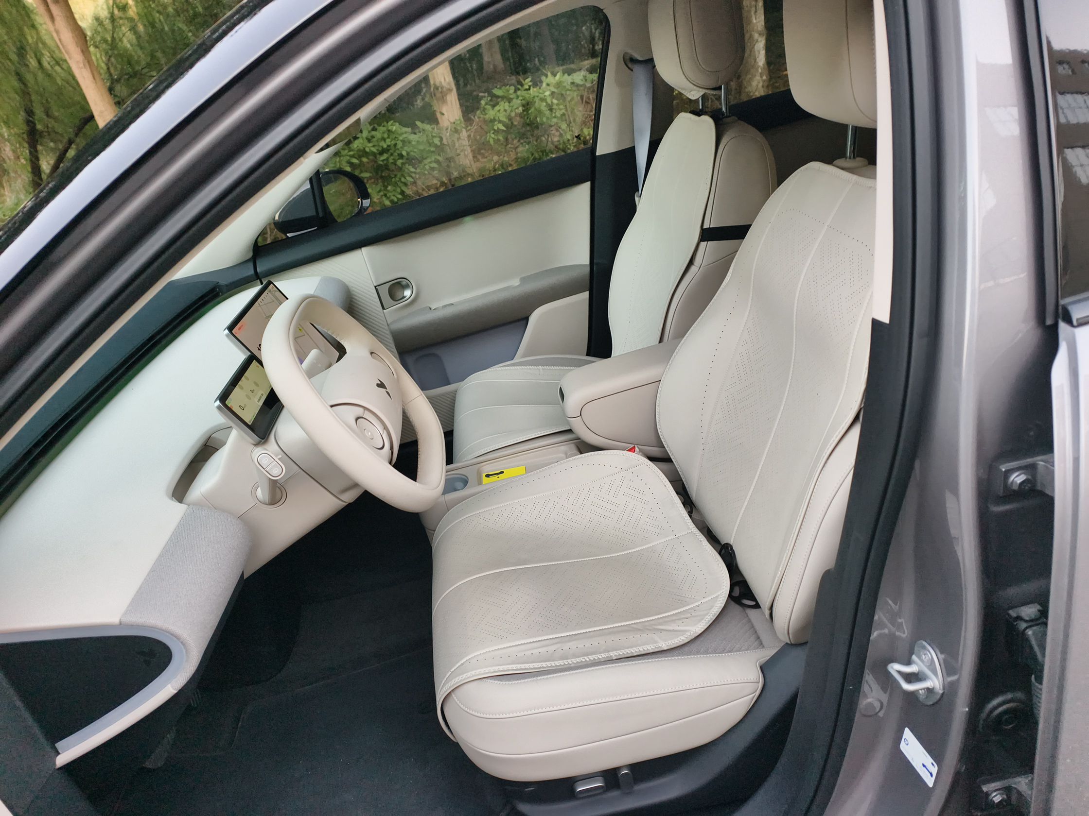 Переднее сиденье в автомобиле