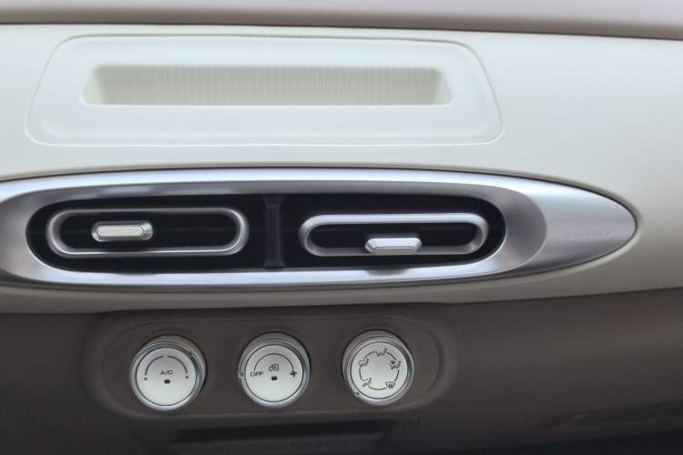 Used Wuling Hongguang MINIEV 2025 Four-Door Version Advanced Edition Audio And AC Panel