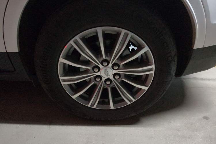 Used Cadillac XT5 2018 25T Luxury Model Exterior 3