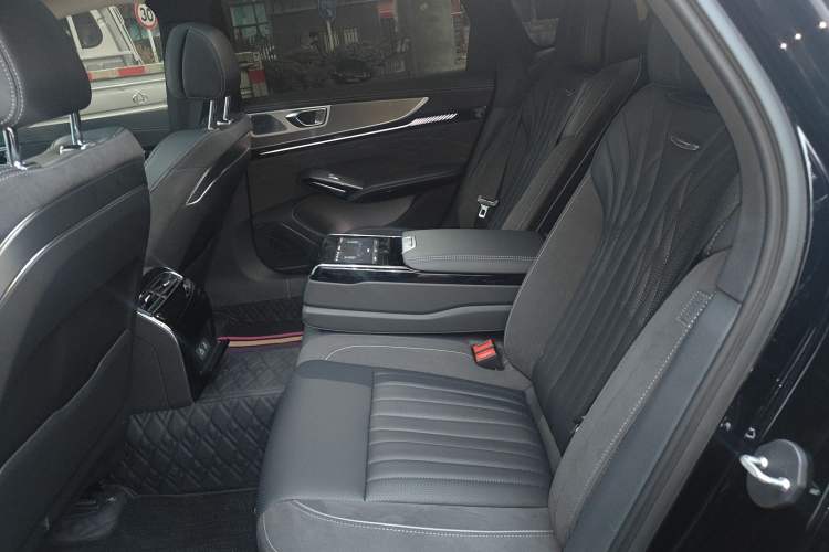 Used Hongqi H9 2025 2.0T Two-Wheel-Drive Flagship Private Enjoyment Style 5 Seats
