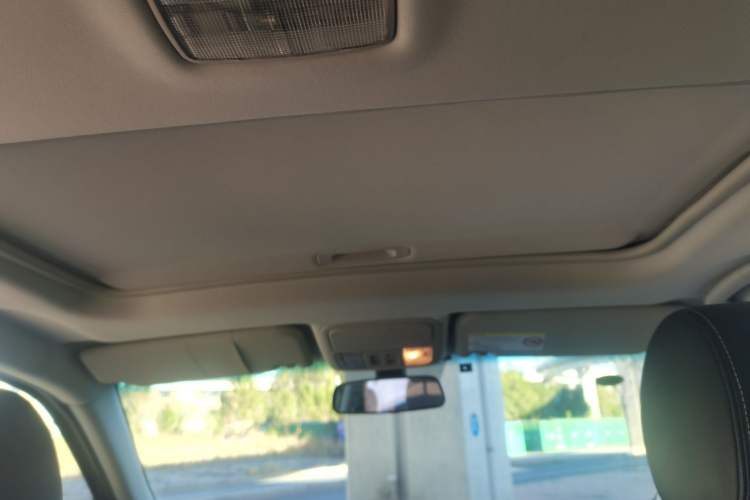 Used JMC Yusheng S350 2017 2.0T Automatic 2WD Diesel Luxury Version with Sunroof 5 Seats