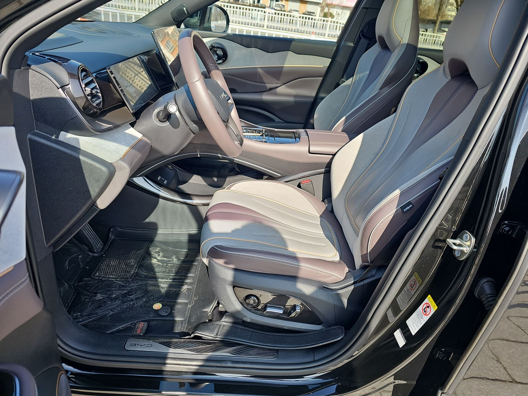 Переднее сиденье в автомобиле