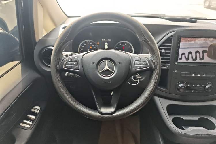Used Mercedes-Benz Vito 2021 2.0T Elite Version 7 Seats Steering Wheel