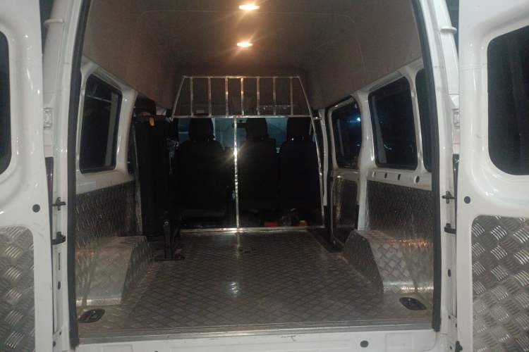 Used JMC Fushun 2025 2.0T 6MT Diesel Short-Wheelbase Mid-Height Commercial Multi-Purpose Passenger Vehicle 5/6 Seats Trunk