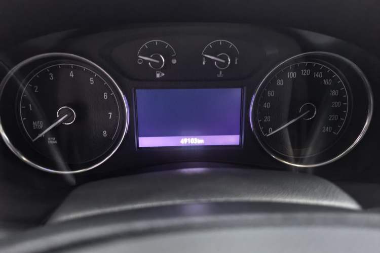 Used Buick LaCrosse 2022 652T Luxury Version Odometer Close Up