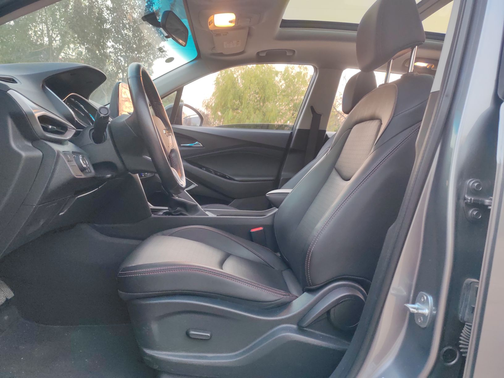 Переднее сиденье в автомобиле