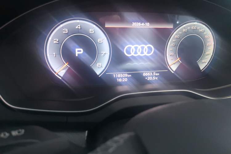 Used Audi Q5L 2022 40T Luxury Dynamic Model Odometer Close Up