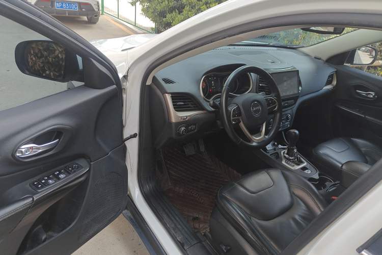 Used Jeep Cherokee 2016 2.4L Leading Edition
