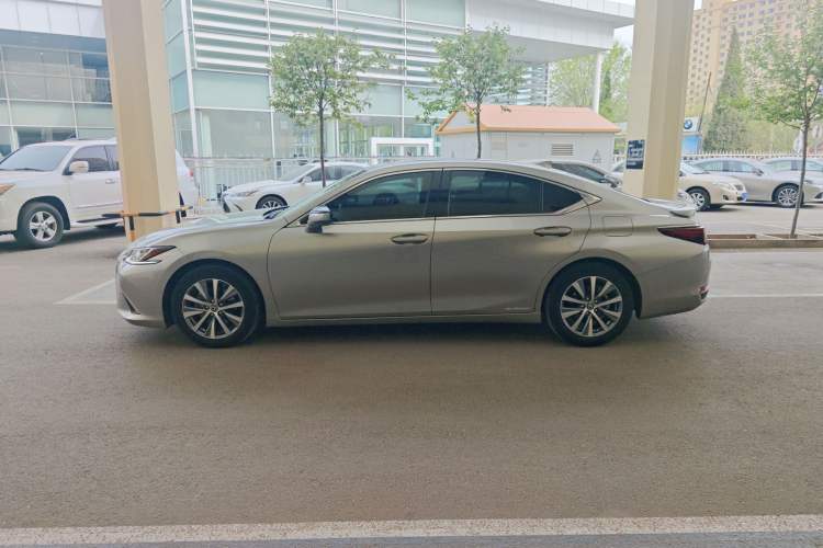 Used Lexus ES 2018 300h Premier Edition China V Standard
