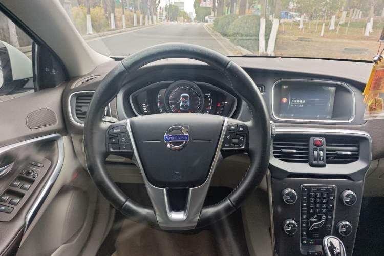 Used Volvo V40 2015 1.6T Zhiya Edition
