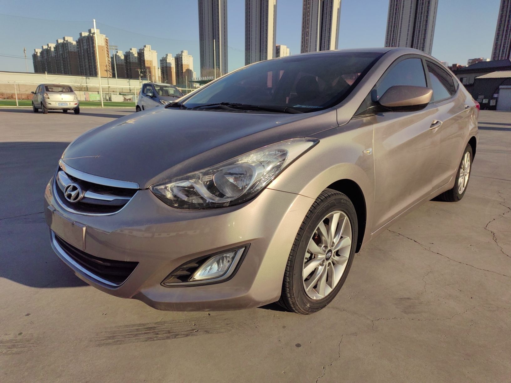 تحت مقدمة السيارة