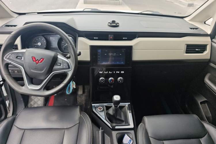 Used Wuling Zhengcheng 2021 1.5T Manual Luxury Version Center Console