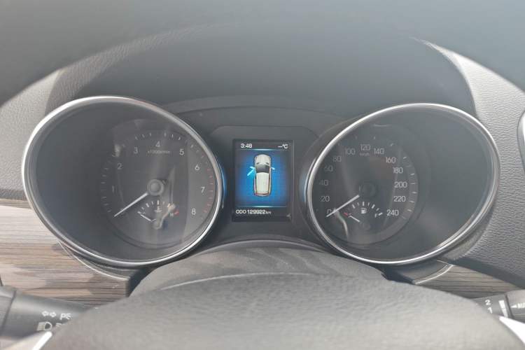 Used Haval H9 2015 2.0T Four-Wheel Drive Luxury 7-Seater Odometer Close Up