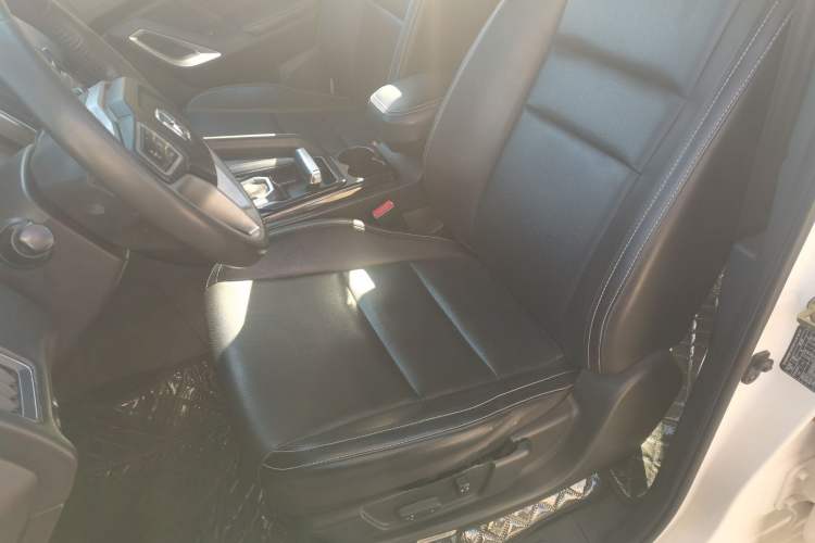 Used JMC Yusheng S350 2017 2.0T Automatic 2WD Diesel Luxury Version with Sunroof 5 Seats