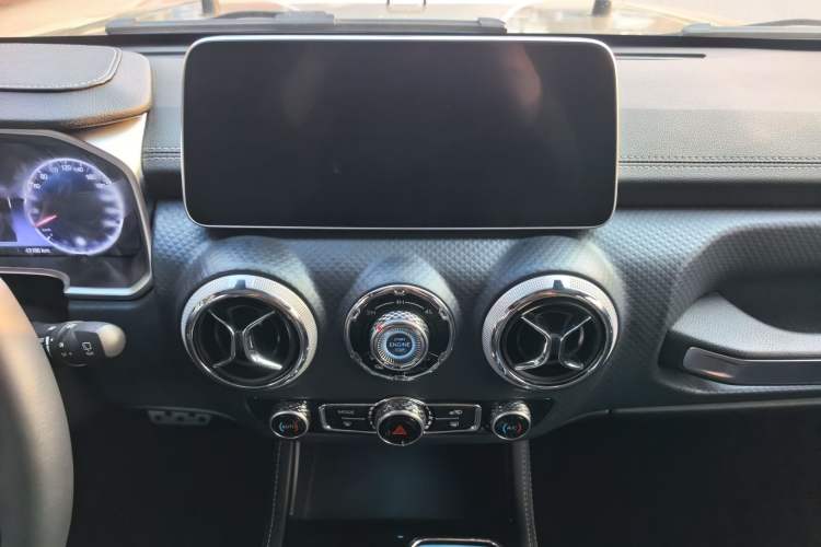 Used BAIC Off-Road BJ40 2023 2.0T Automatic Four-Wheel Drive Urban Hunter Edition Chivalrous Type Audio And AC Panel