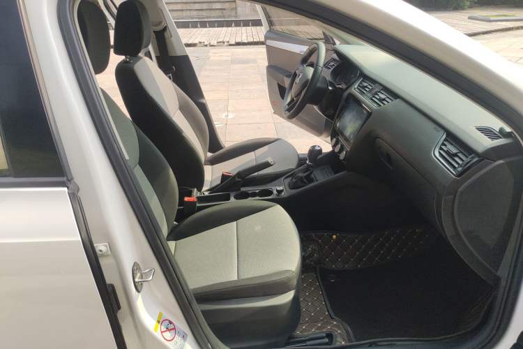 Used Skoda Octavia 2017 1.6L Automatic Front-Wheel Drive Model