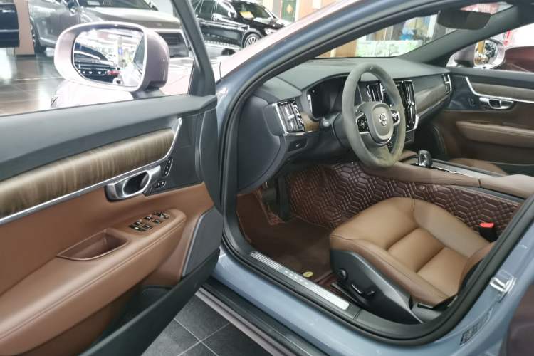 Used Volvo V90 2023 Cross Country B5 AWD Smart Range Edition
