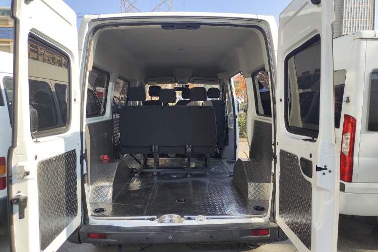 Used SAIC MAXUS Xintu V80 2021 2.0T Manual Classic Aoyuntong Short Wheelbase Mid-Roof 5/6-Seater