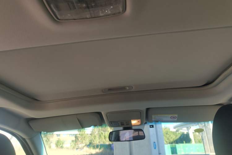 Used JMC Yusheng S350 2017 2.0T Automatic 2WD Diesel Luxury Version with Sunroof 5 Seats