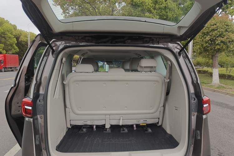 Used Buick GL8 2022 Land Cruiser Executive Class 652T Comfort Model Trunk