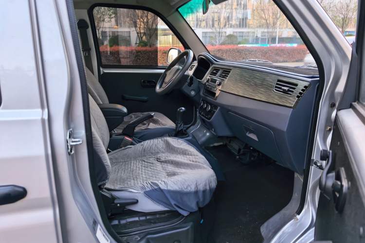 Used Jinbei Hiace X30 2023 1.5L Super-Comfortable Passenger Van 5/6/7-Seater Non-Air-Conditioned Version Model SWC15M