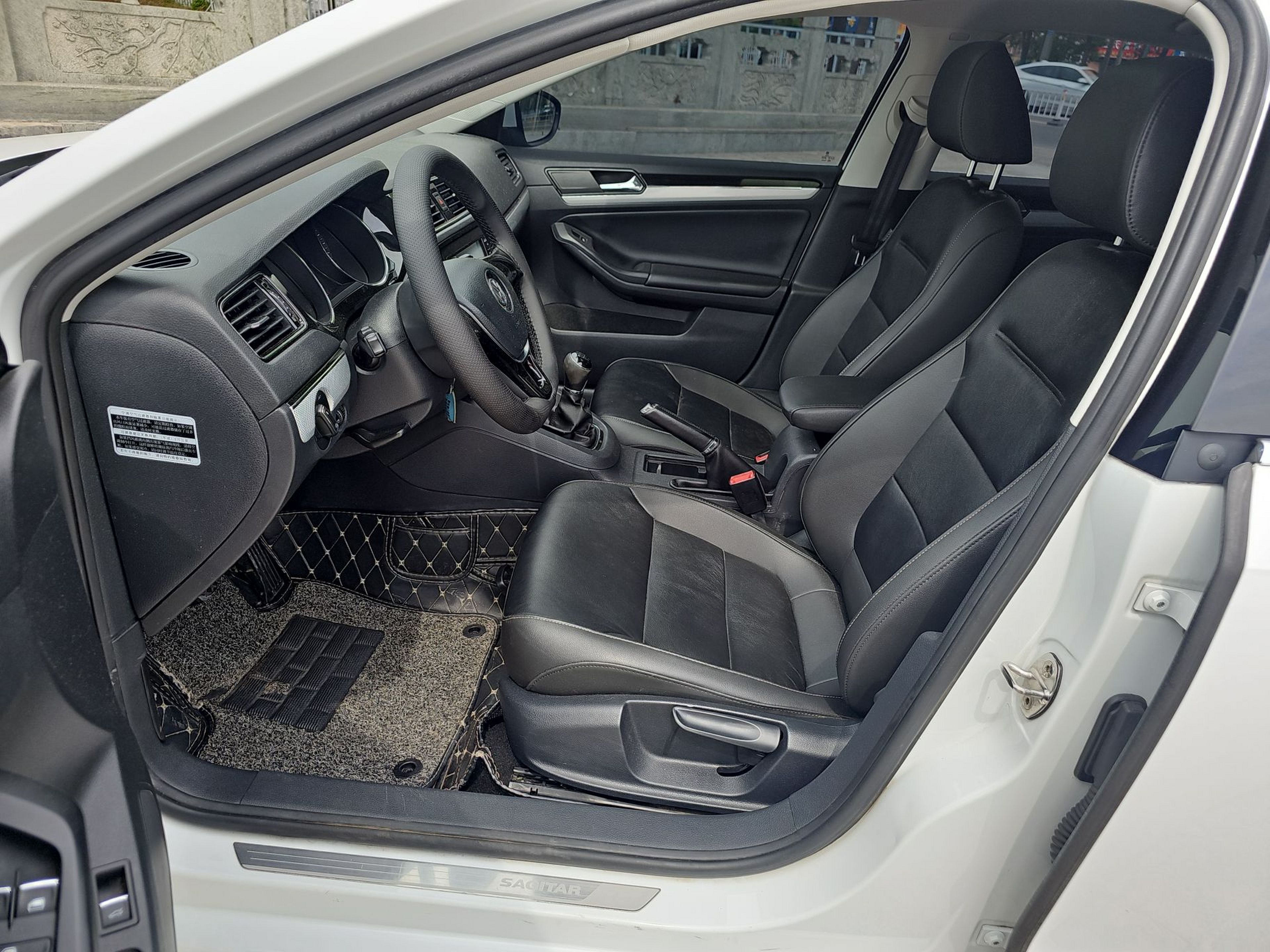 Переднее сиденье в автомобиле