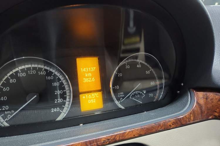 Used Mercedes-Benz Viano 2013 3.0L Comfort Edition Odometer Close Up