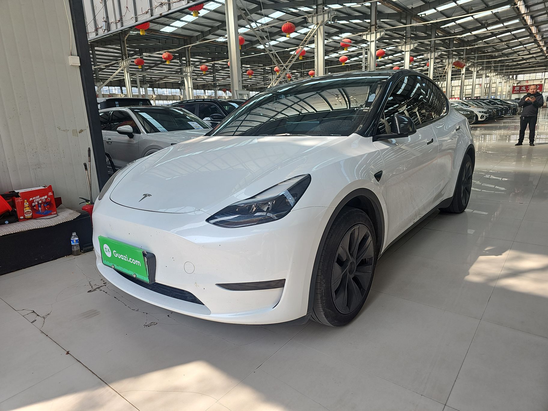 Под передней частью автомобиля