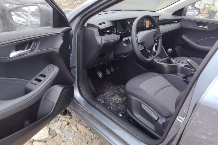 Used Roewe i5 2026 Model 1.5L Manual Comfort Version
