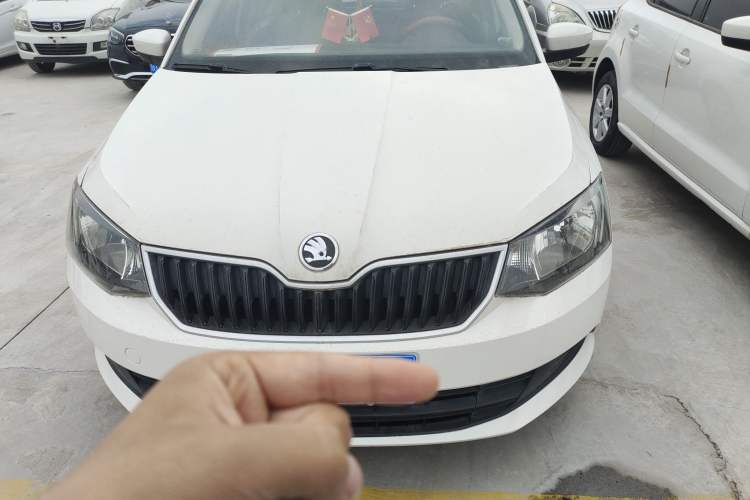 Used Skoda Fabia 2015 1.4L Automatic Front-Drive Model Exterior 3