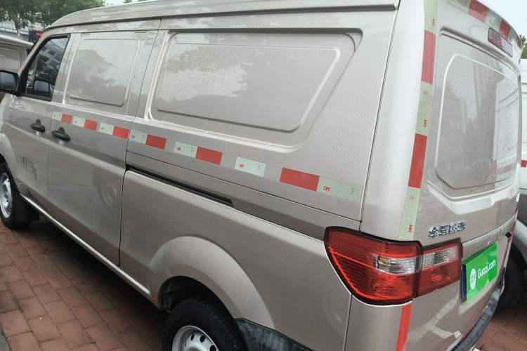 Used Jinbei Hiace X30 2023 1.5L Business-Style Van 2/5-Seater Air-Conditioned Version SWC15M