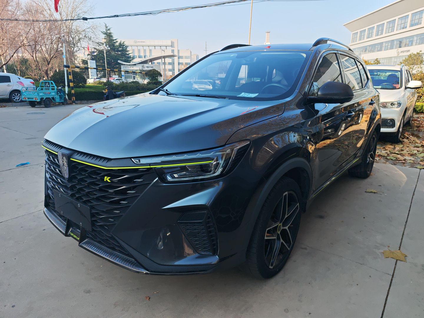 Под передней частью автомобиля