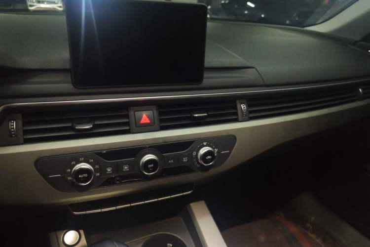 Used Audi A4L 2019 40 TFSI Ambition China VI Interior 1