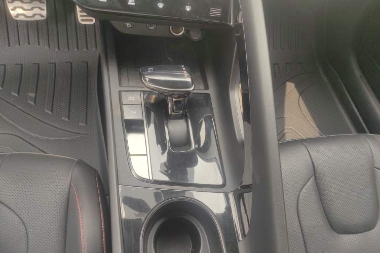 Used Hyundai Elantra 2022 240TGDi DCT LUX Prestige Edition Gear Lever