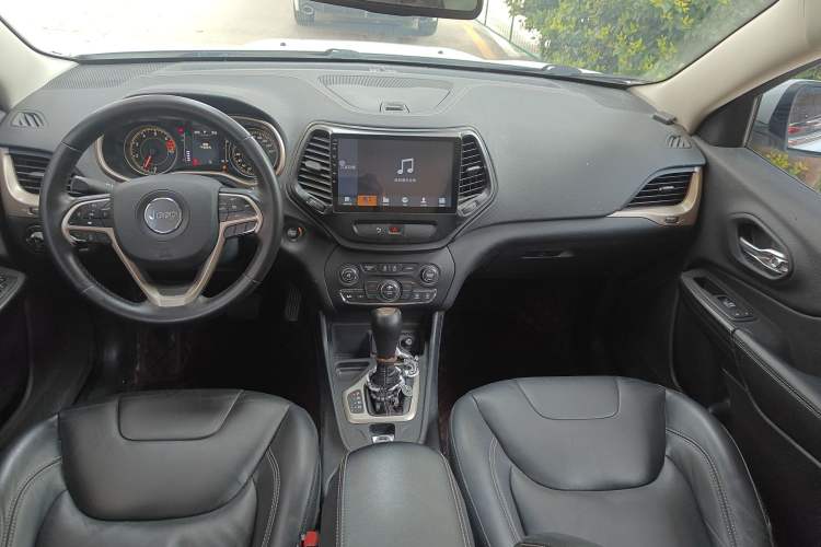 Used Jeep Cherokee 2016 2.4L Leading Edition
