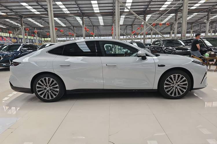 Used Geely Galaxy 8 2025 130km EM-i Flagship Edition Exterior 2